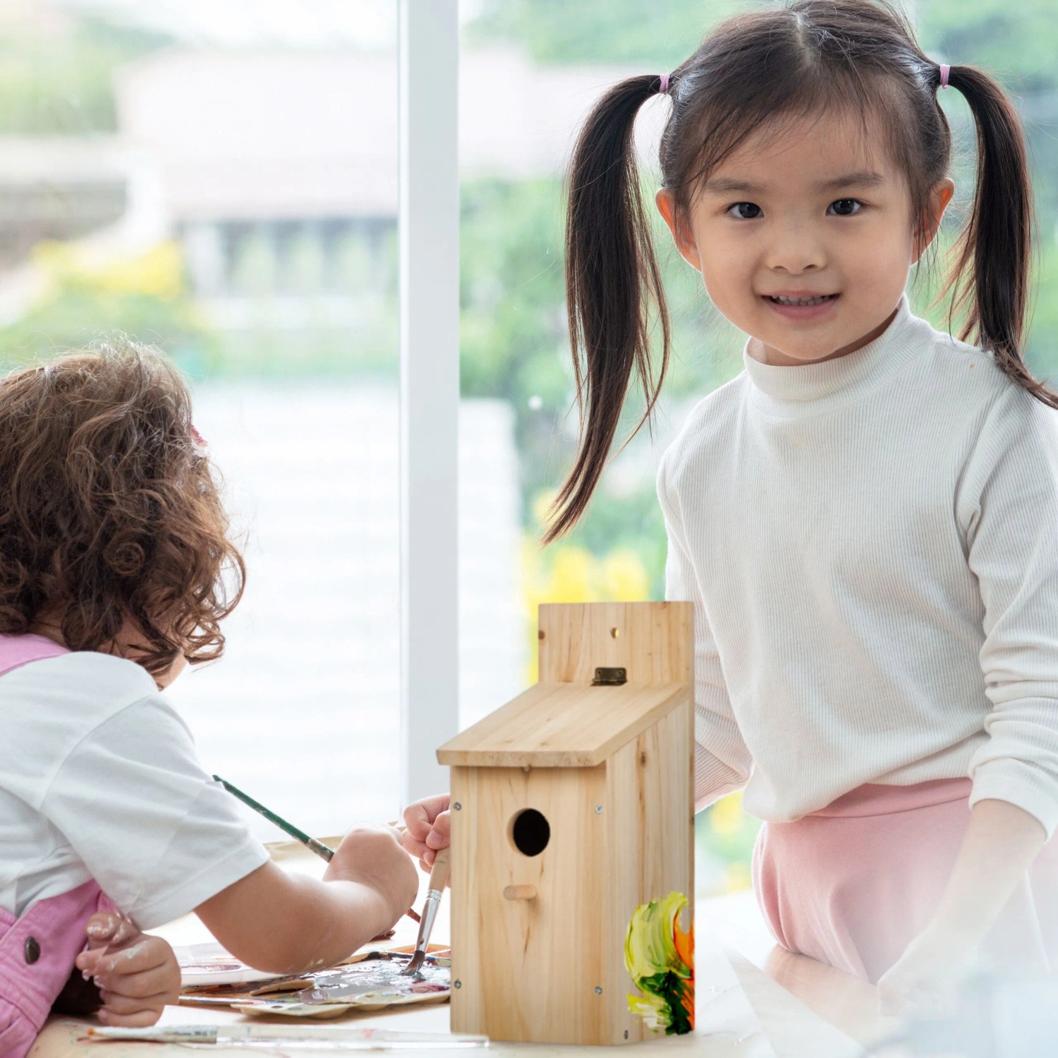 Kind bemalt Nistkasten Bausatz aus Natur-Tannenholz. DIY Vogelhaus Bastelset mit Klappdach für Kinder.