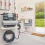 Gardena Hauswasserwerk 5600 SilentComfort mit grauem Tank und Schlauch an weißer Wand im Hauswirtschaftsraum.