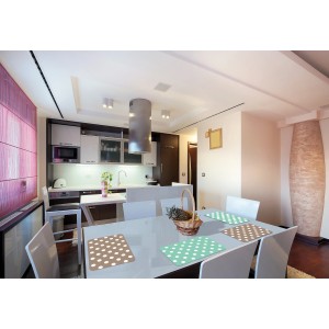 d-c-fix Tischset Venito Taupe, 29x44 cm, mit weißen Punkten auf gedecktem Esstisch.