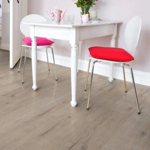 Project Floors Klebe-Vinylboden Home/20 PW 3900/20 in Eichenholzoptik im Wohnraum.