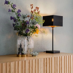 Moderne Tischlampe VT 1 von QAZQA mit schwarzem Stoffschirm und goldenem Inneren.