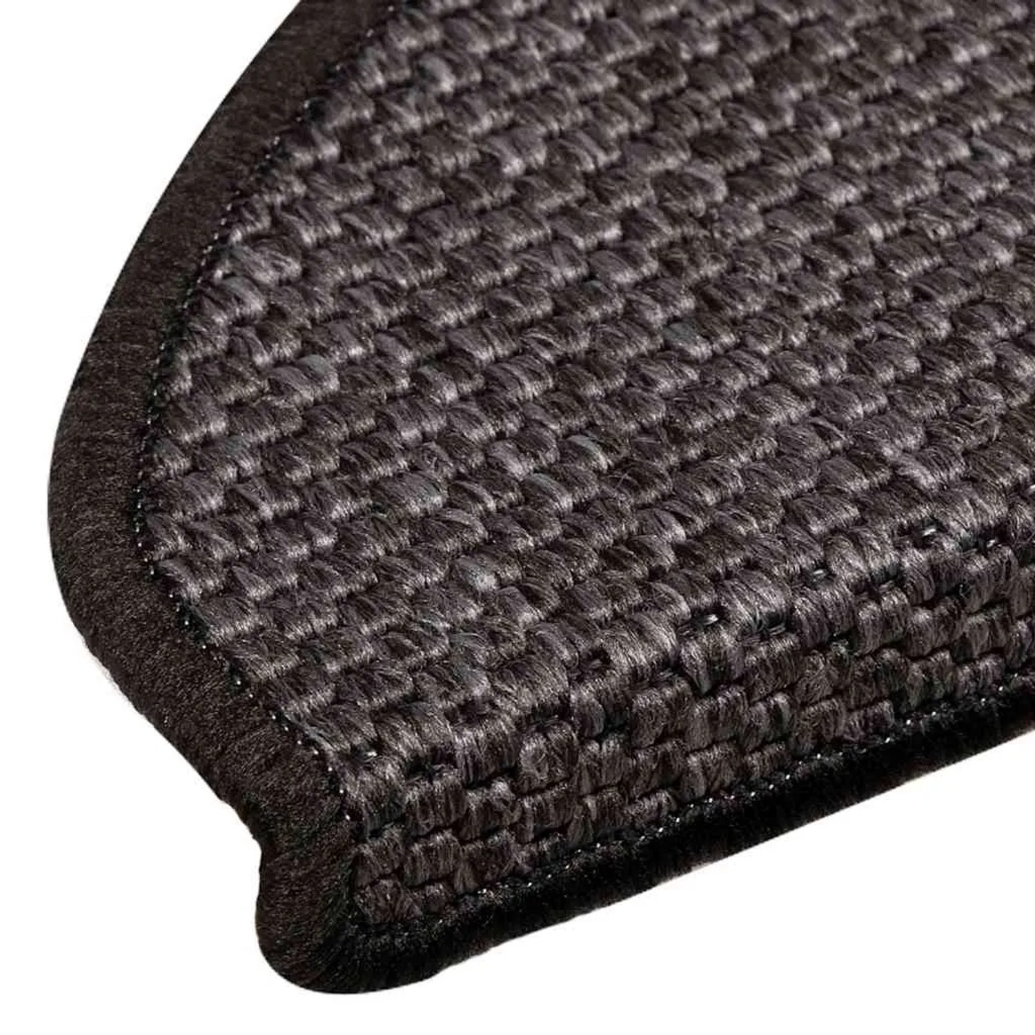 Nahaufnahme einer anthrazitfarbenen Treppenmatte in Sisal-Optik mit schwarzem, umgenähtem Rand. Selbstklebende Stufenmatte.