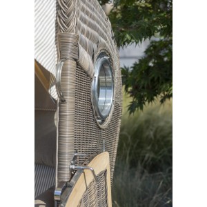Detailansicht Strandkorb Rantum Teak PE Grey mit Bullauge und grauen Polstern.