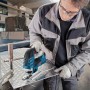 Bosch Professional GST 150 CE Stichsäge in Aktion beim Schneiden von Metall.