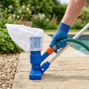Relaxdays Poolsauger blau/silber mit Netzbeutel und Gartenschlauchanschluss. Für effektive Poolreinigung.