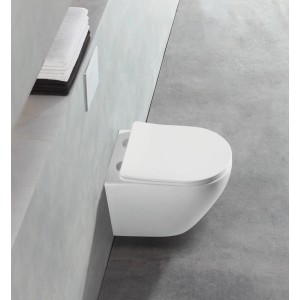 Weißes spülrandloses Wand-WC mit SoftClose Sitz in modernem Bad. Hochwertige Sanitärkeramik Toilette.