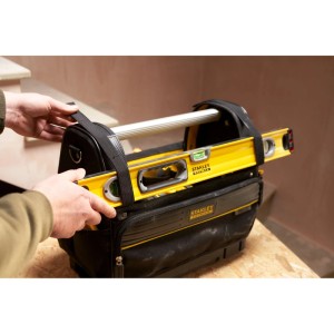 STANLEY FATMAX PRO-STACK Werkzeugtrage, schwarz-gelb, mit Aluminiumgriff. Eine Wasserwaage wird eingelegt.