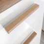 Detailaufnahme: Pelipal Badmöbel-Set Quickset 923, weiße Fronten mit Holzgriffen.