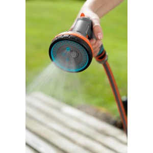 Gardena Comfort Multibrause in Aktion: Hand hält Gartenspritze mit Wasserstrahl.