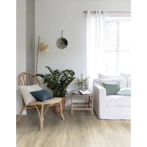 Wohnraum mit Gerflor Vinylboden Lord Light in Holzoptik, selbstklebend und pflegeleicht.