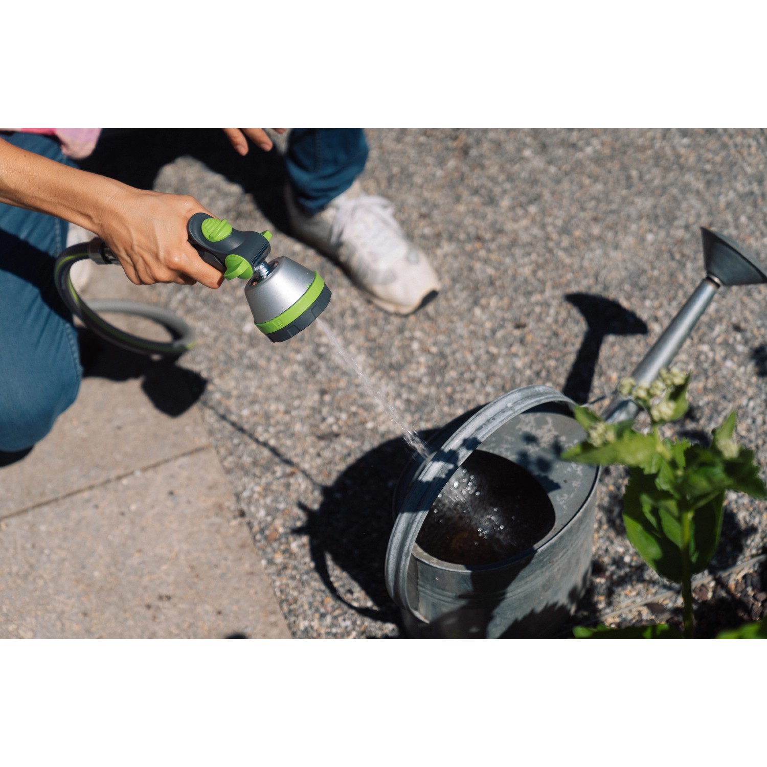 Geka Multibrause Plus 5S Grau beim Bewässern einer Gießkanne im Garten.