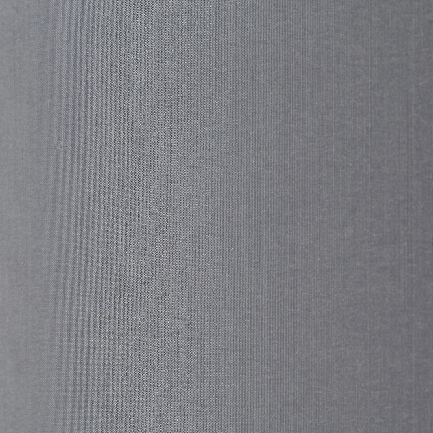 Detailaufnahme des Textilschirms der grauen Brilliant Clarie Stehleuchte.