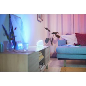 WiZ Tischleuchte Squire mit Philips E27 LED-Lampe auf Kommode im Wohnzimmer.