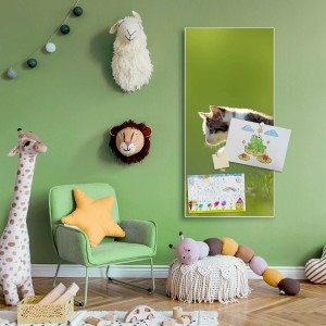 Weiße Magnettafel mit Katzenmotiv als Wanddeko im Kinderzimmer mit Zeichnungen befestigt.