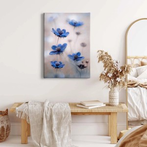 Leinwandbild mit blauen Blumen, florales Motiv im Hochformat für Wohn- und Schlafzimmer.
