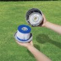 Bestway Filterkartusche Größe VI für Lay-Z-Spa Whirlpool, gehalten in Händen vor grünem Hintergrund.