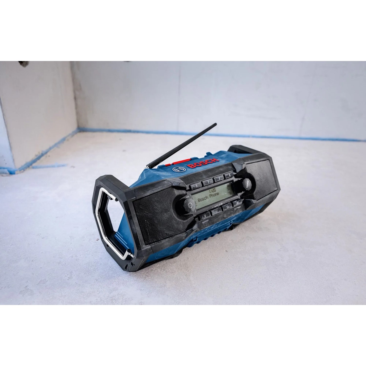 Bosch Professional Akku-Radio GPB 18V-3SC: Baustellenradio mit Bluetooth, DAB+ und FM.