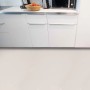 Weißer Primaflor PVC Expotop Bodenbelag in moderner Küche. Unifarben, strapazierfähig, schalldämmend. Ideal für Wohnräume.
