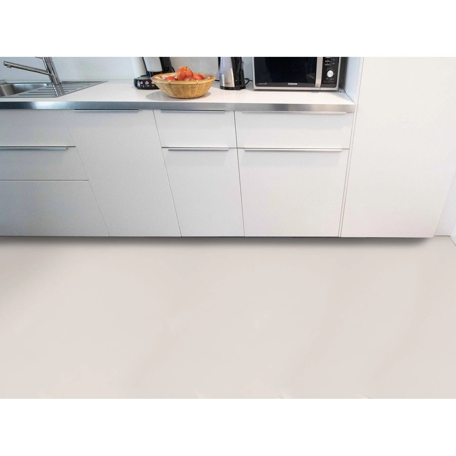 Weißer Primaflor PVC Expotop Bodenbelag in moderner Küche. Unifarben, strapazierfähig, schalldämmend. Ideal für Wohnräume.
