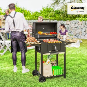 Outsunny Holzkohlegrill aus Edelstahl und Kiefernholz, mit Grillgut und Personen im Garten.