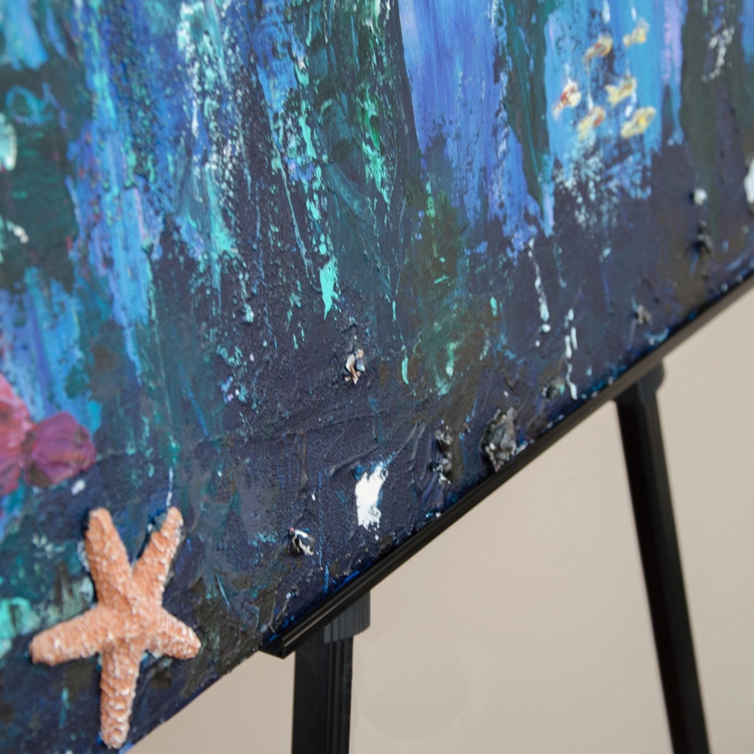 Schwarze eyepower Aluminium Staffelei 58x180cm mit eingespanntem, abstraktem Gemälde.