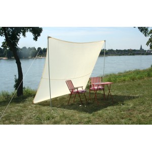 Sandfarbenes Floracord Camping Sonnensegel (250x300cm) mit Tisch und Stühlen auf einer Wiese.
