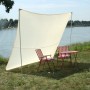Sandfarbenes Floracord Camping Sonnensegel (250x300cm) mit Tisch und Stühlen auf einer Wiese.