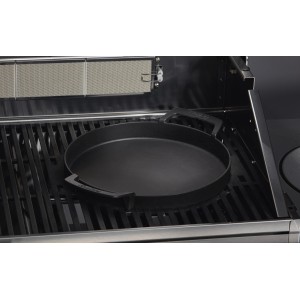 Enders® Guss-Pfanne Switch Grid auf Grillrost, ideal für Bratkartoffeln und Gemüse.