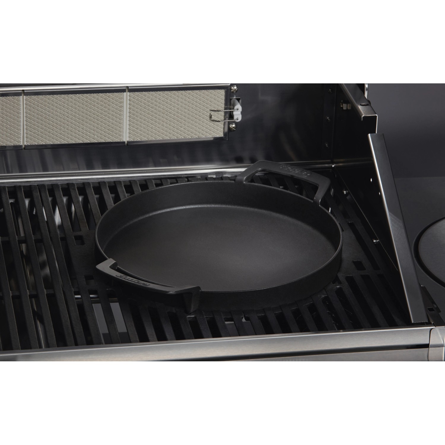 Enders® Guss-Pfanne Switch Grid auf Grillrost, ideal für Bratkartoffeln und Gemüse.