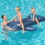 Bestway Schwimmtier Walhai mit Kindern im Pool. Aufblasbarer Wal für Wasserspaß.