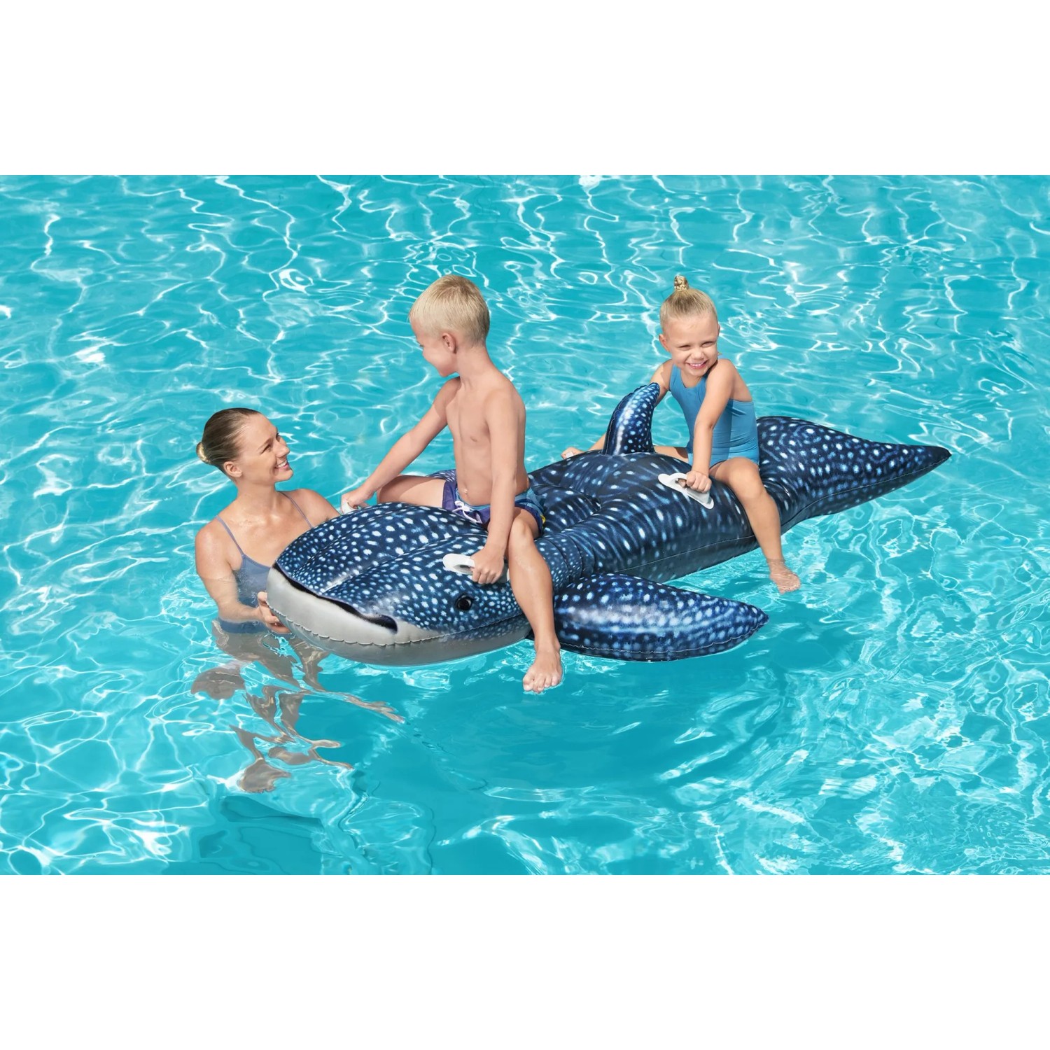 Bestway Schwimmtier Walhai mit Kindern im Pool. Aufblasbarer Wal für Wasserspaß.
