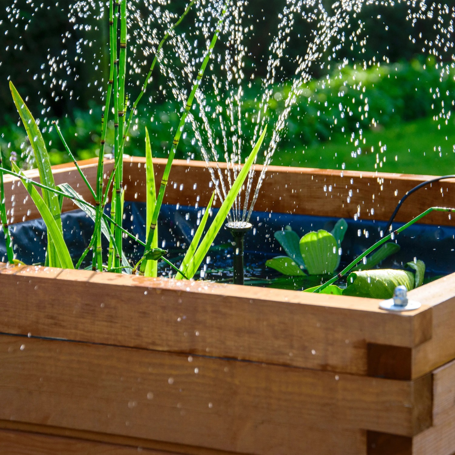 Dobar Gartenteich Alea aus Kiefernholz mit Teichfolie und Wasserspiel.