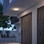 Weiße Philips SceneSwitch LED-Deckenleuchte (15W, 1500lm) an Hauswand.