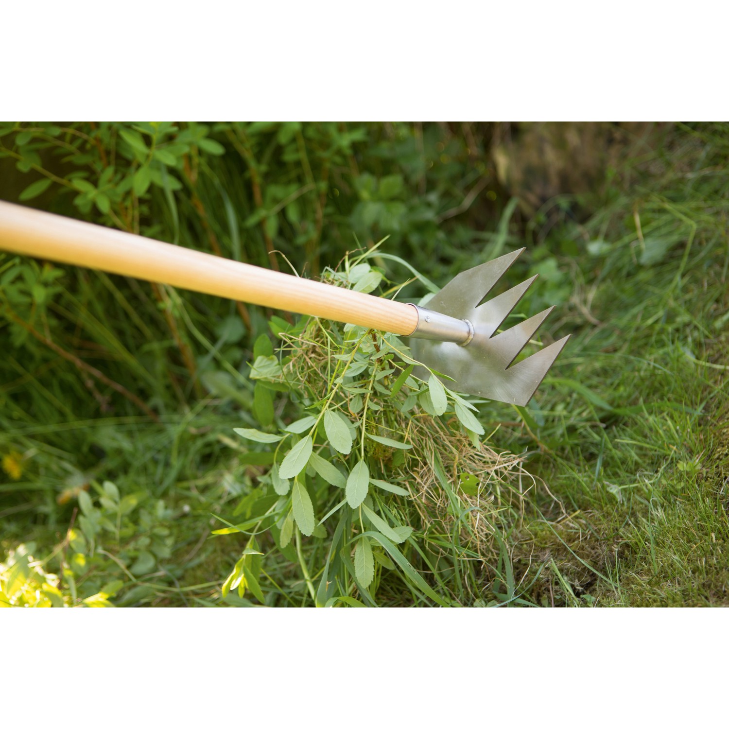 Ruwi Multi-Harke 8in1 aus Edelstahl bei der Gartenarbeit im Einsatz.