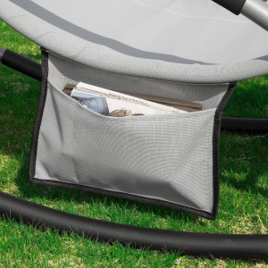 Detailaufnahme: Graue SoBuy Sonnenliege mit Seitentasche für Gartenutensilien.