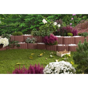 Beispielhafte Gartengestaltung mit braunen Kann Pflanzsteinen Mini Plus als Beetbegrenzung.