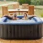 MSpa Comfort Tekapo AirJet Whirlpool mit Hydromassage, blau-schwarz, mit zwei Personen im Wasser.
