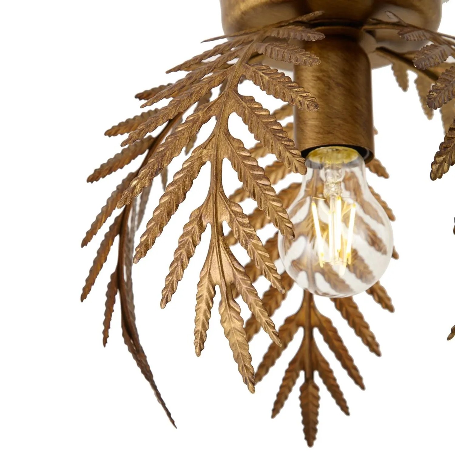 Goldene Vintage Deckenleuchte Botanica. Detailaufnahme mit filigranen Metallblättern und E27 Glühbirne.