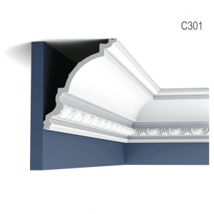 Detailaufnahme: Weiße ORAC DECOR C301 LUXXUS Zierleiste im Jugendstil an einer blauen Wand.
