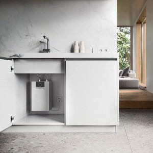 Vaillant Untertisch-Elektrospeicher VEN10UN (10 Liter) unter Spüle im weißen Bad.