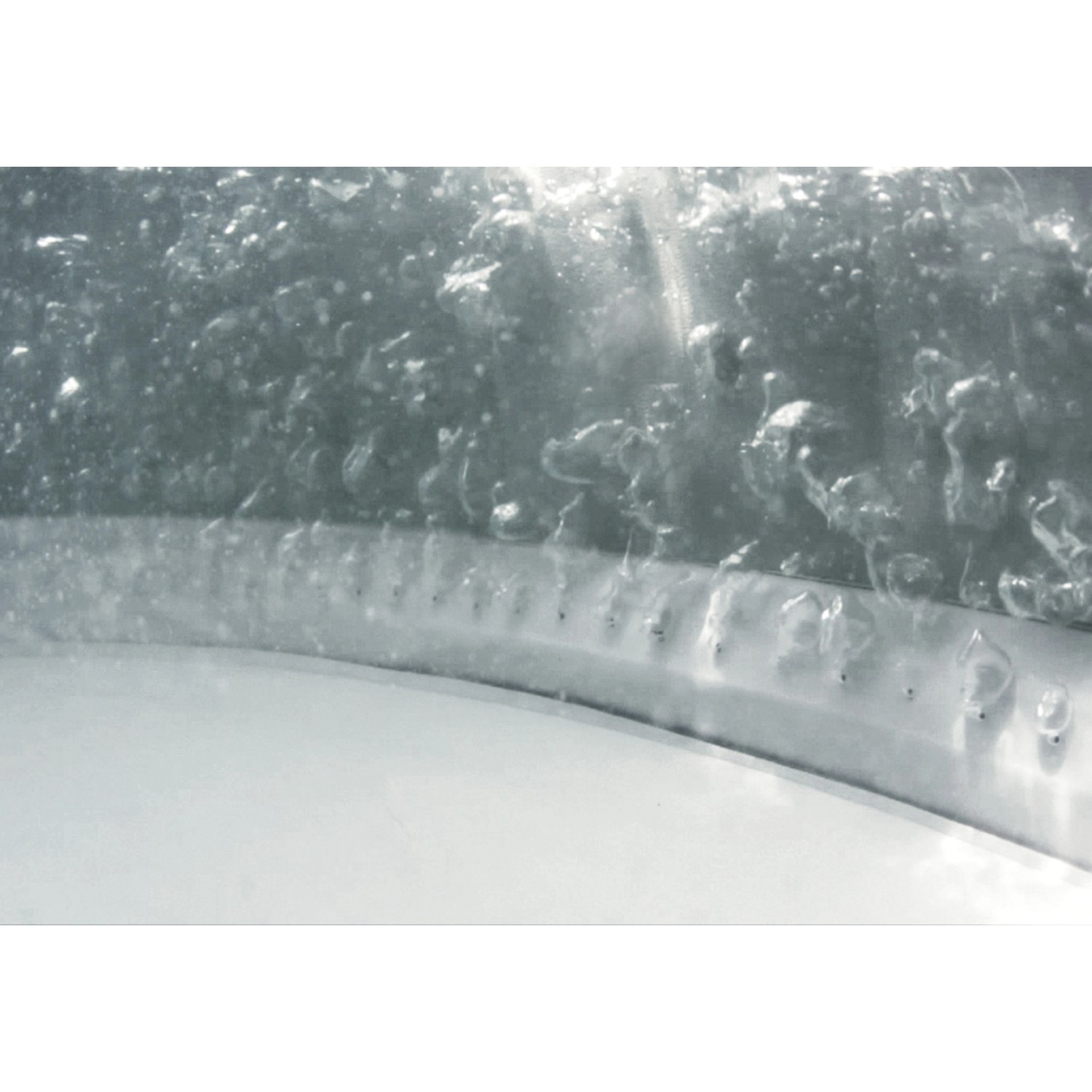Detailaufnahme: Intex SimpleSpa aufblasbarer Whirlpool mit sprudelnden Luftdüsen.