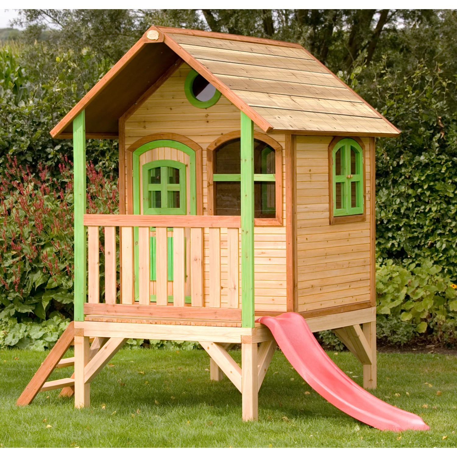 Axi Tom Spielhaus aus Holz mit roter Rutsche, braun-grün, 191x287x231cm.