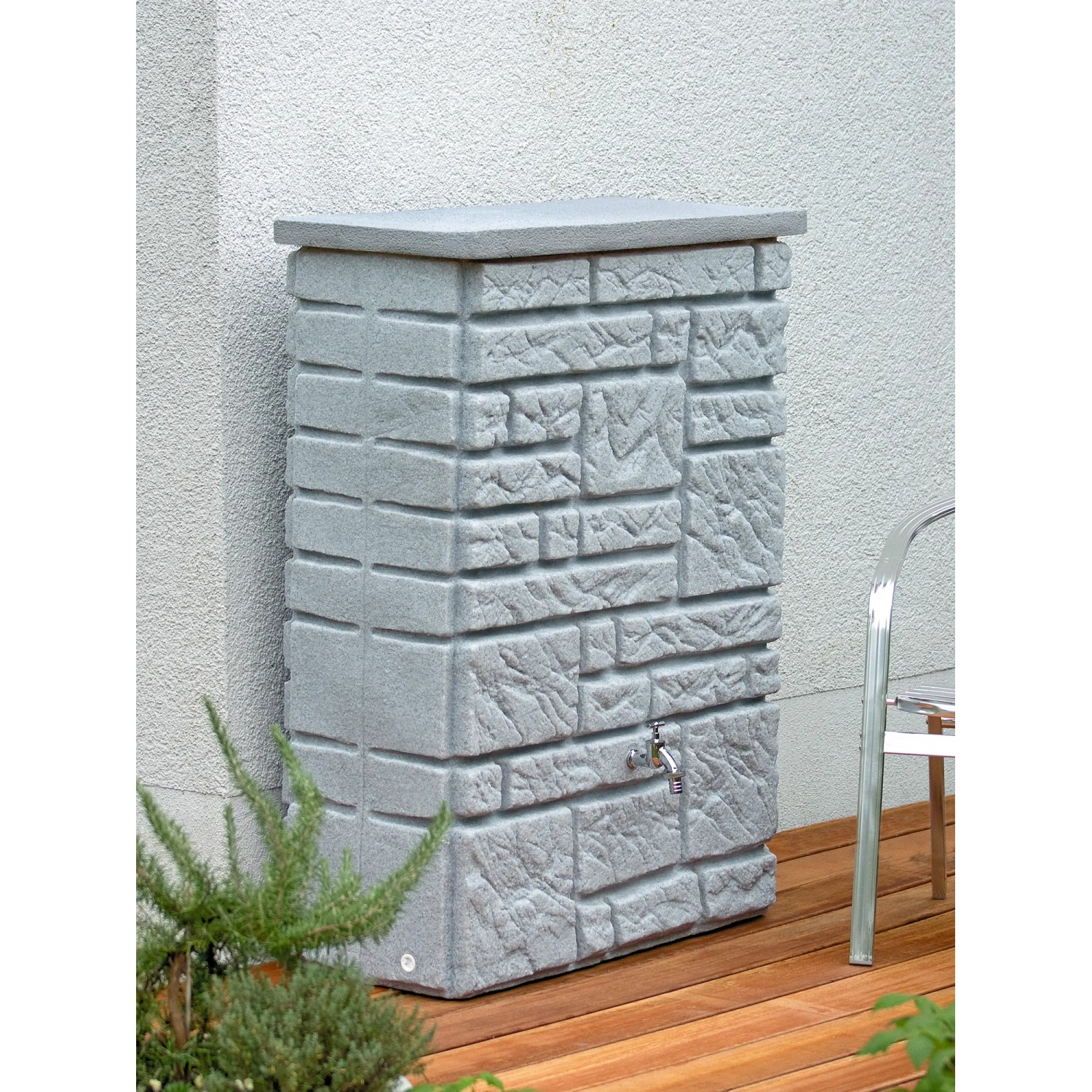 Arves Regentonne Maurano 300 l in Granit-Optik mit Wasserhahn im Garten.