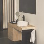Ideal Standard Ceraline Waschtischarmatur in Schwarz auf Waschtisch mit Aufsatzbecken.
