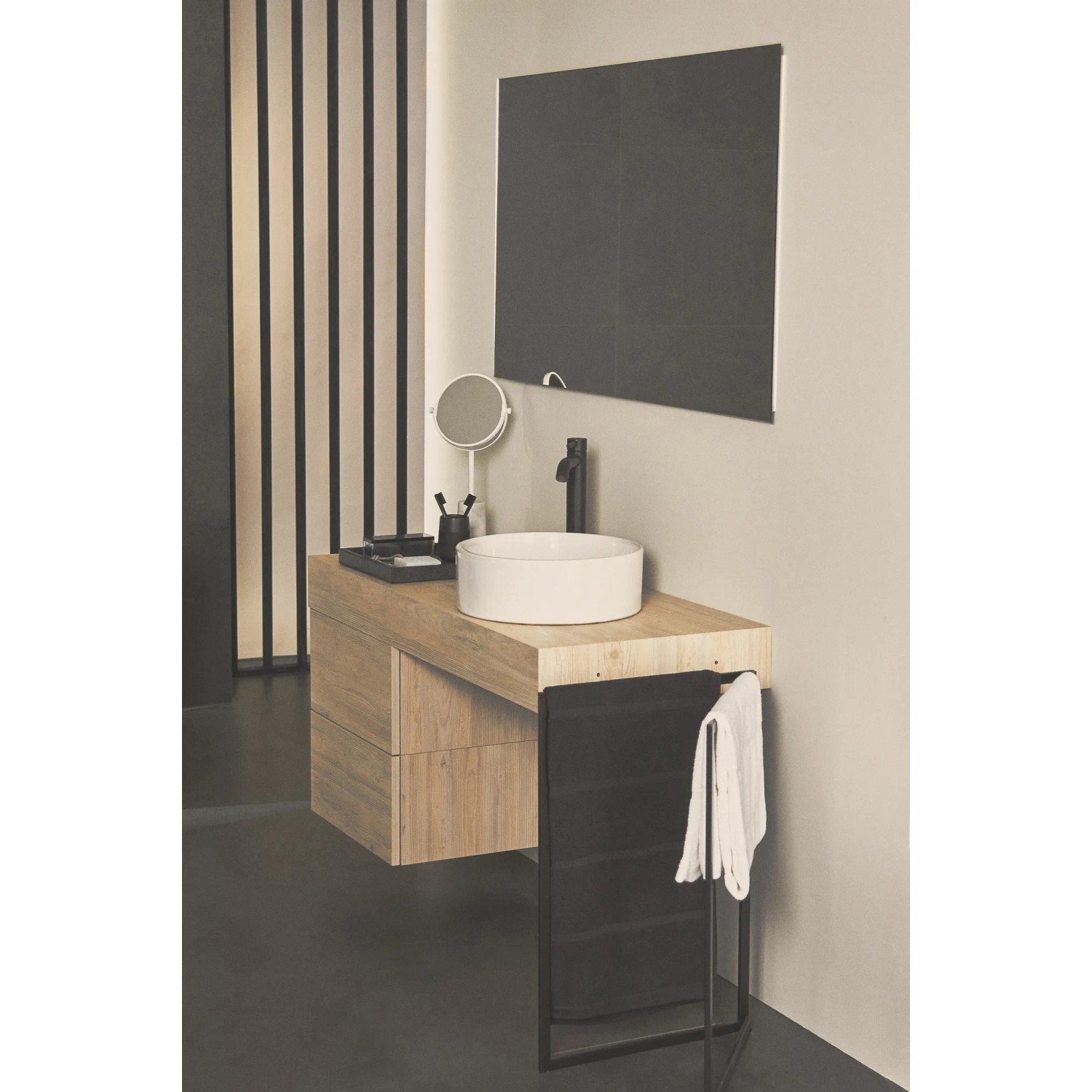Ideal Standard Ceraline Waschtischarmatur in Schwarz auf Waschtisch mit Aufsatzbecken.