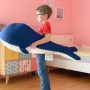 Junge hält blauen Westmann Pool Buddy Wal. Kuscheltier, Sitzsack und Schwimmtier.
