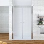 Aquabatos Duschkabine mit Schwingtür aus Klarglas und Chromprofil vor weißer Wand.