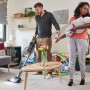 Ryobi Akku-Staubsauger RSVS18BL-0 im Einsatz: Mann saugt, Frau hält Baby. Ideal für die schnelle Reinigung.