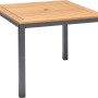 Quadratischer Gartentisch Bonlee aus FSC®-Holz, braune Tischplatte mit Sonnenschirmloch.