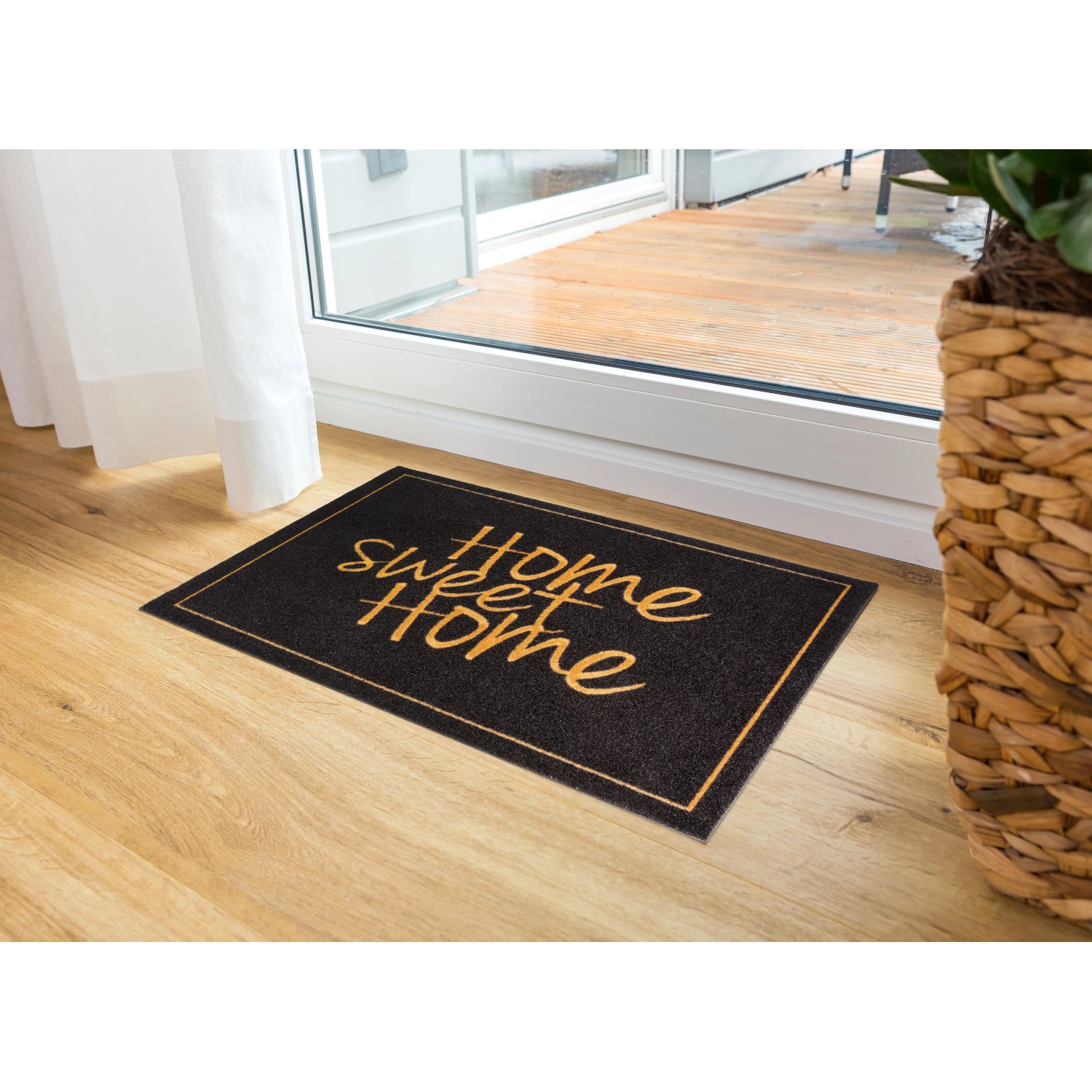 Schwarze Astra Sauberlaufmatte mit goldener "Home sweet Home" Schrift, 40x60 cm.